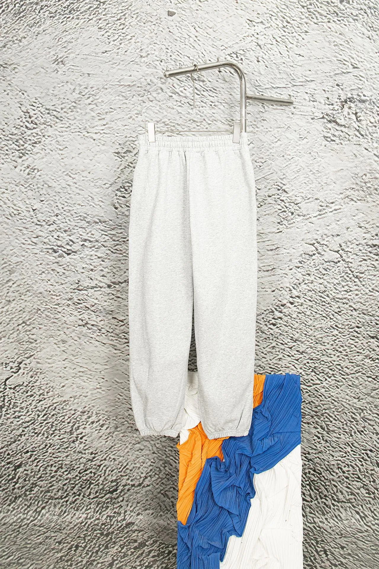 P180 model number: Y060 Ralph Lauren Ralph Lauren suit sweatpants. Pure cotton treated with anti-static technology. No dust, no lint. The elastic waist is used with a drawstring. It is very friendly to the figure. The cotton is comfortable and soft. The upper body is casual and free. Regular beveled double pockets on both sides. The white brand logo on the left leg of the trouser leg collides with the black of the pants. Although it is small, it is quite recognizable. The brand adds a young and fashionable atmosphere to the original sense of luxury. It can be called a cold-proof weapon. A simple base layer is enough to withstand the severe cold and make it more fluffy and warm. Color: gray, navy blue, black. Size: S-XL